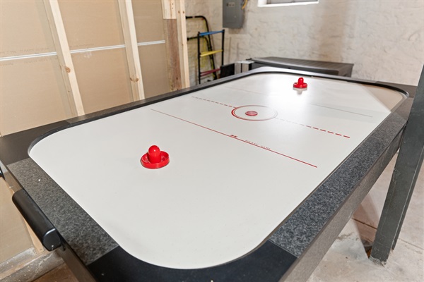 Air hockey table