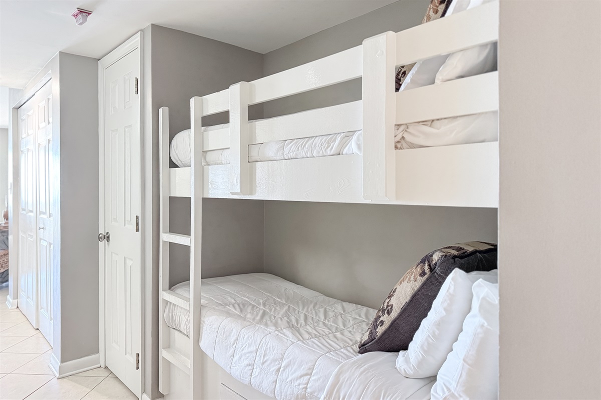 Maximize your space with these built-in bunks, offering extra sleeping arrangements without sacrificing the stunning ocean views. The ideal spot for a family beach vacation!