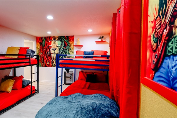 Socialize with Style! 🌟🏡 Host your crew with flair, as two bunk beds comfortably accommodate up to four guests. 🛌🛌👬👫