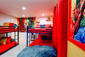 Socialize with Style! 🌟🏡 Host your crew with flair, as two bunk beds comfortably accommodate up to four guests. 🛌🛌👬👫