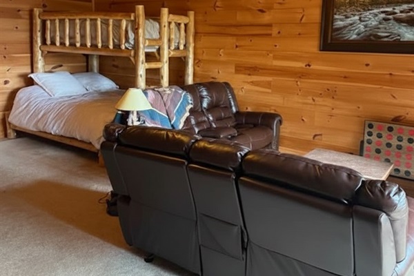 Bunk Room Retreat: Rustic charm with comfy beds for adventures and cozy evenings together!

