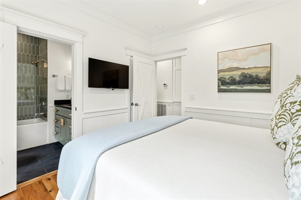 Downstairs Queen En Suite