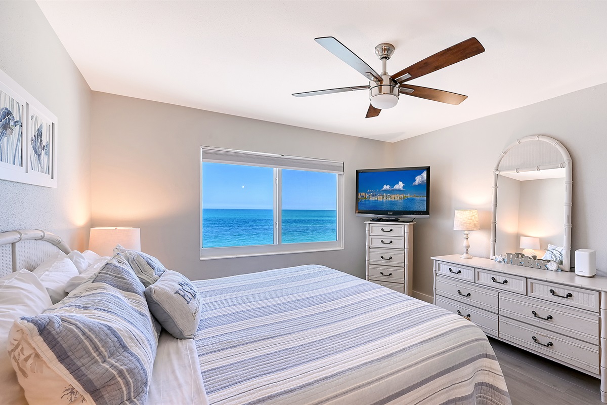 Master bedroom king with Gulf view 