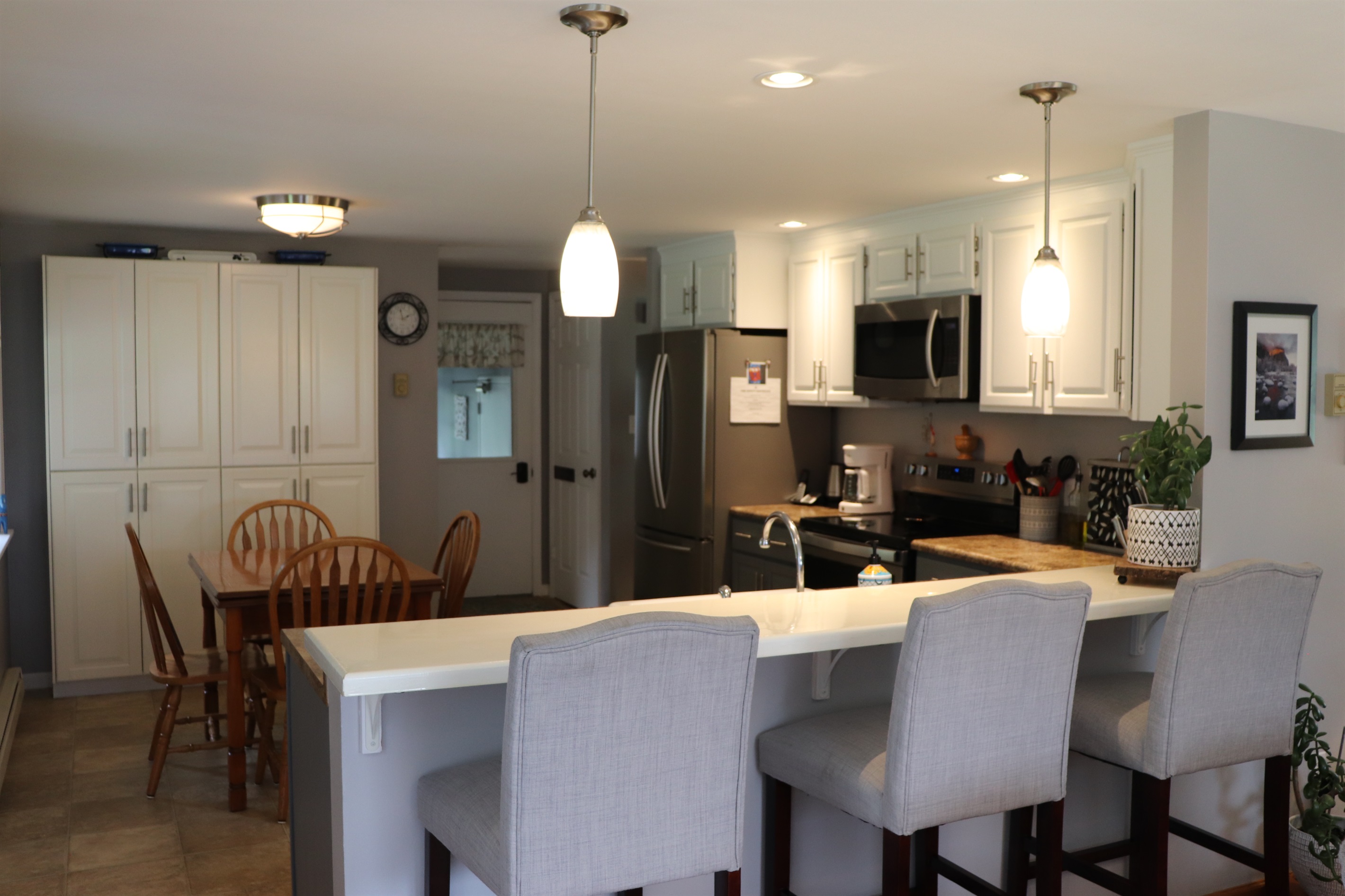 Counter seating at breakfast bar