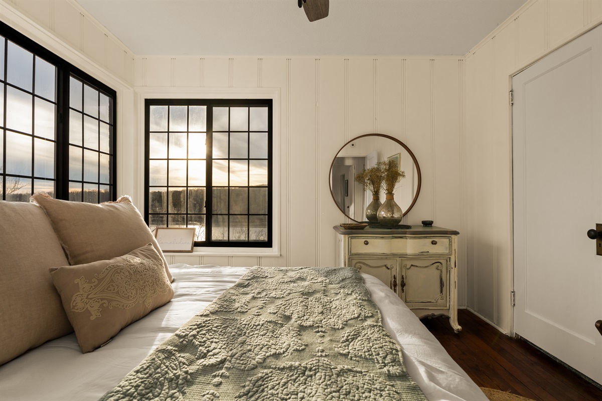 King-size comfort with a front-row seat to nature