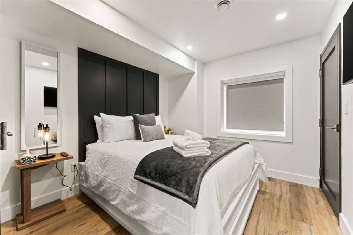 Queen bed Neutral tones foster calm and serenity.