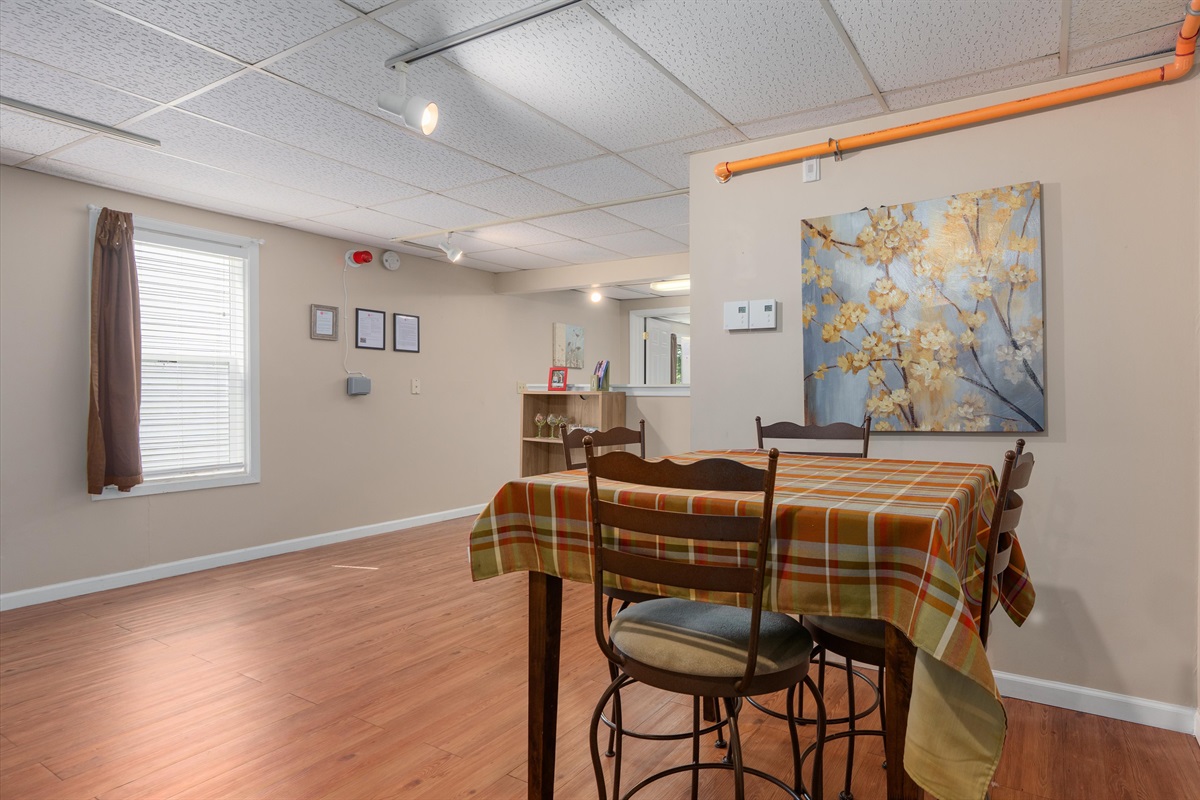 There's dining spaces for 4 in Mist Condo.