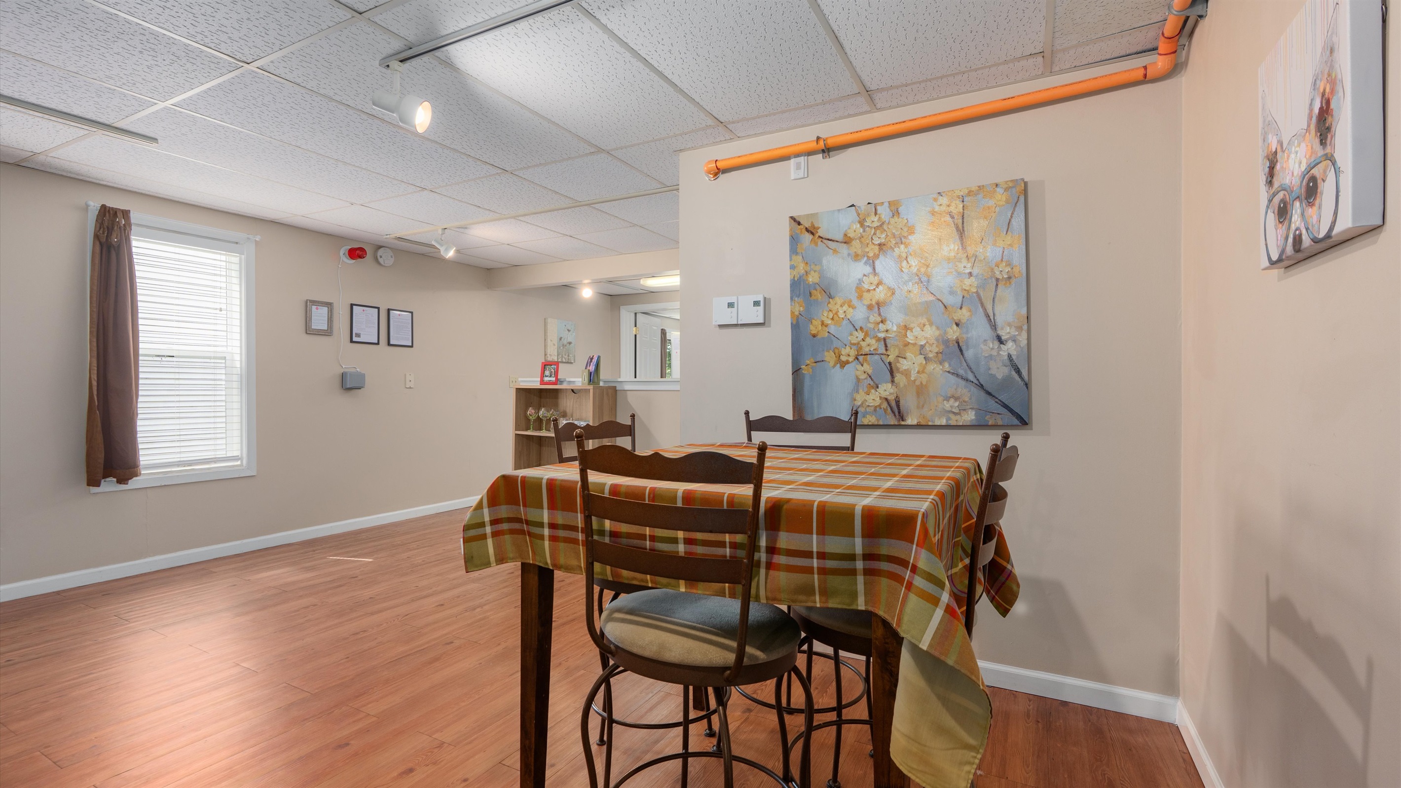 There's dining spaces for 4 in Mist Condo.