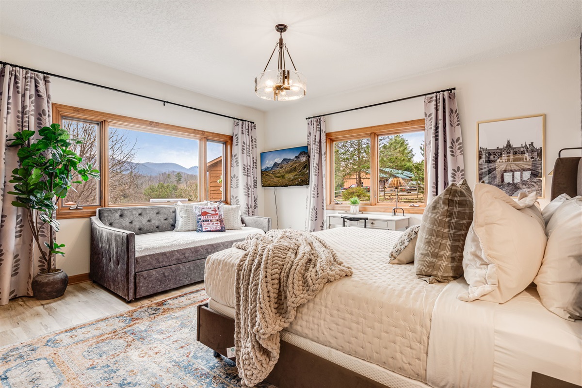 The Biltmore Bedroom features a plush king bed, cozy sitting nook with a daybed and trundle, and breathtaking mountain views—perfect for couples or small families.🛏️🌄✨