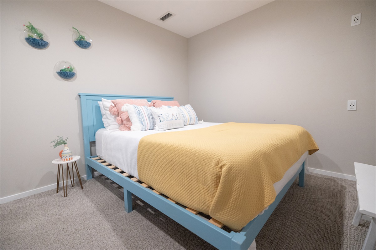 Guest Room 3 queen bed.