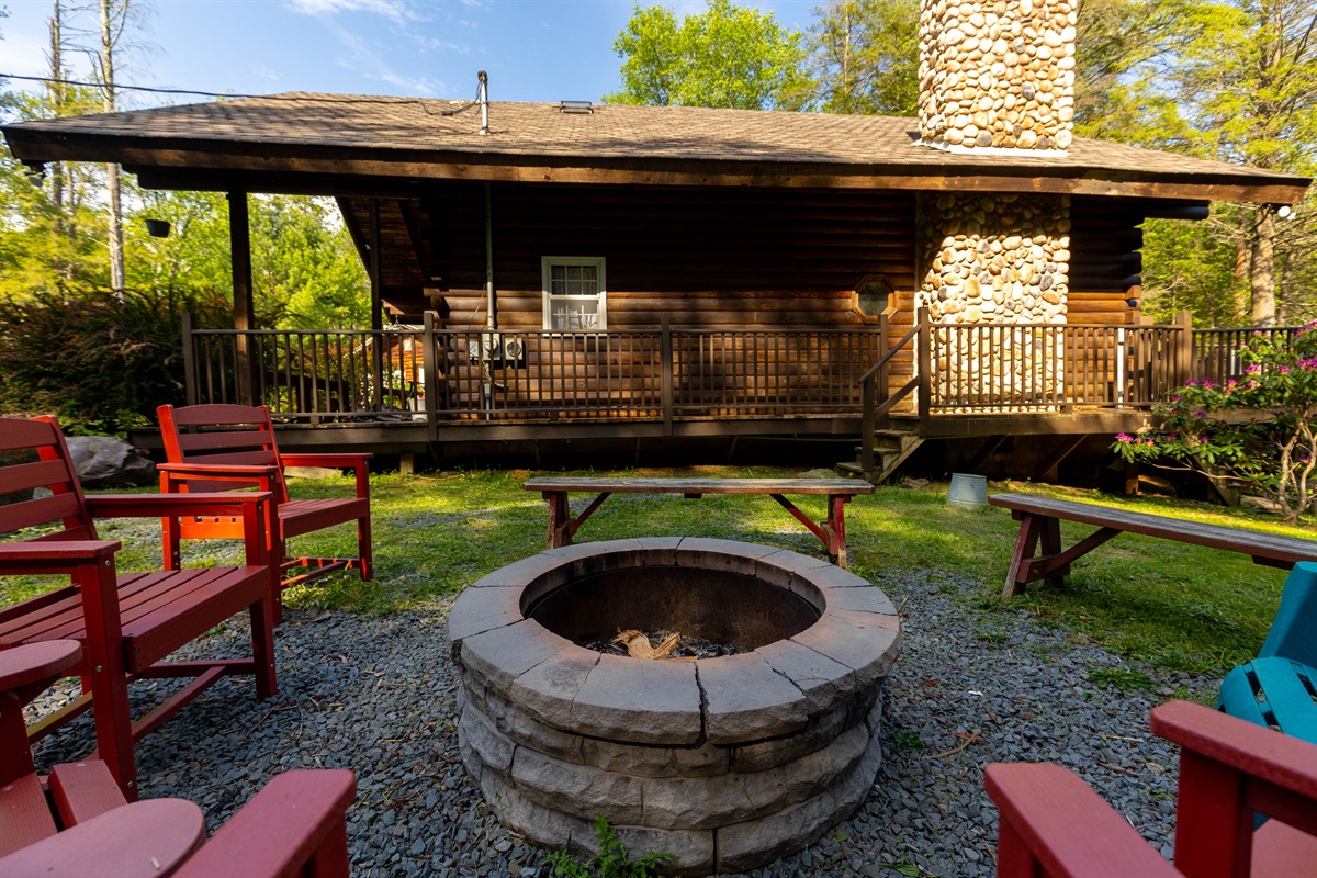 Gather around the fire. S'mores, stories, and stargazing are best enjoyed together! 