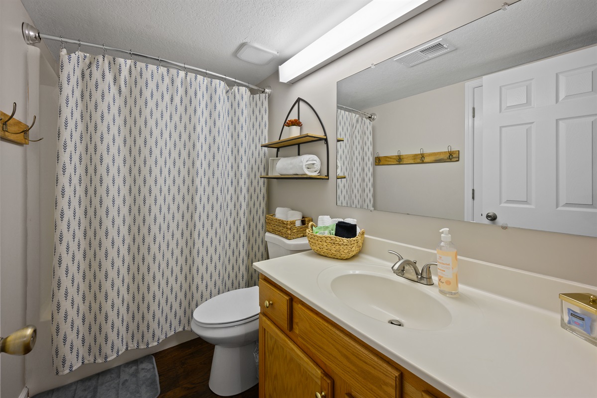 Shower/Tub combo in bathroom
