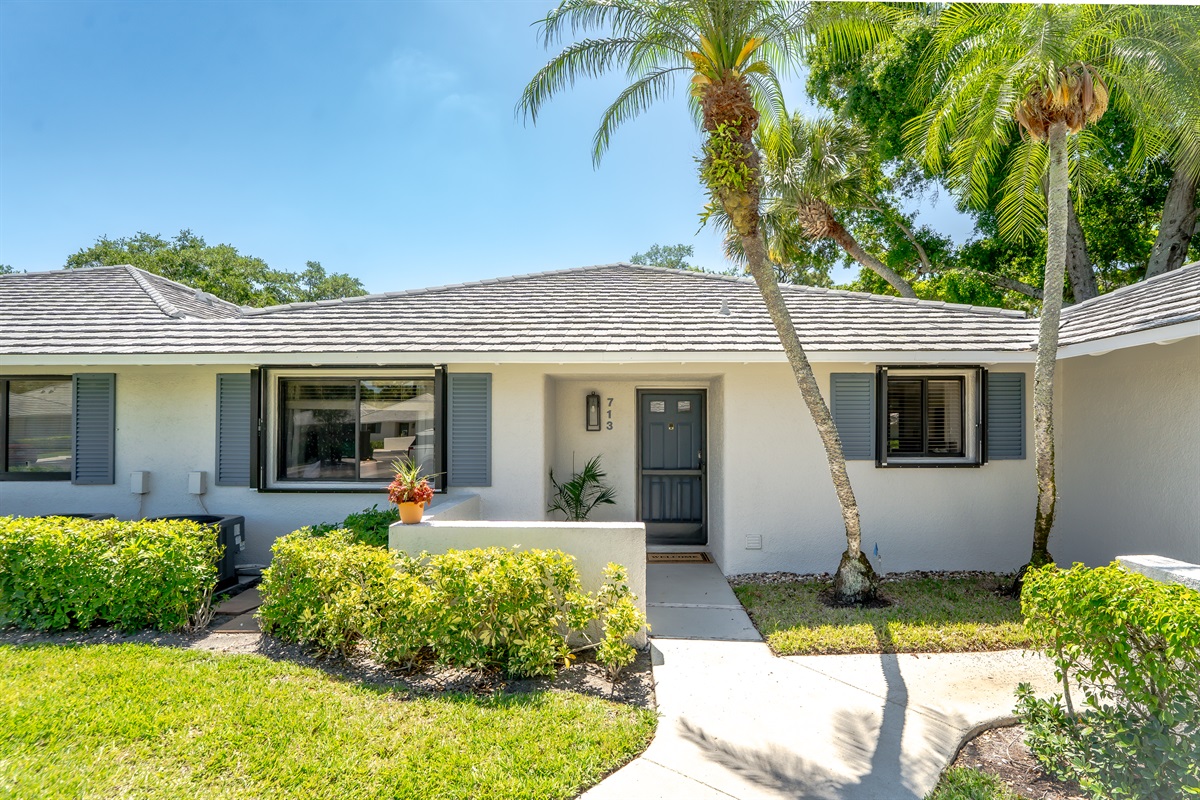Charming PGA National townhome villas with lush landscaping, quiet walkways, and a peaceful, resort-style setting
