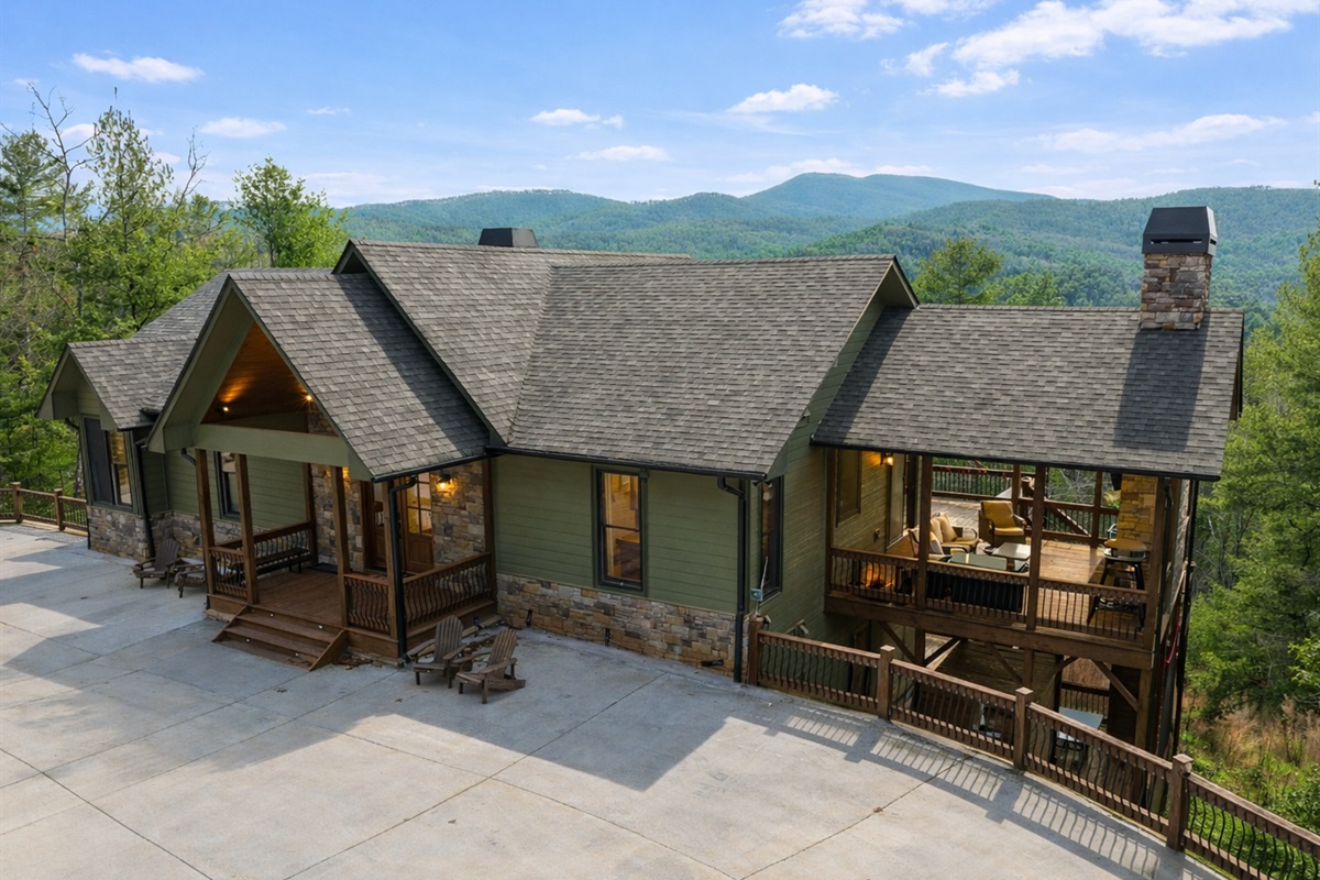 A breathtaking hideaway perched above the treetops... your perfect escape awaits!