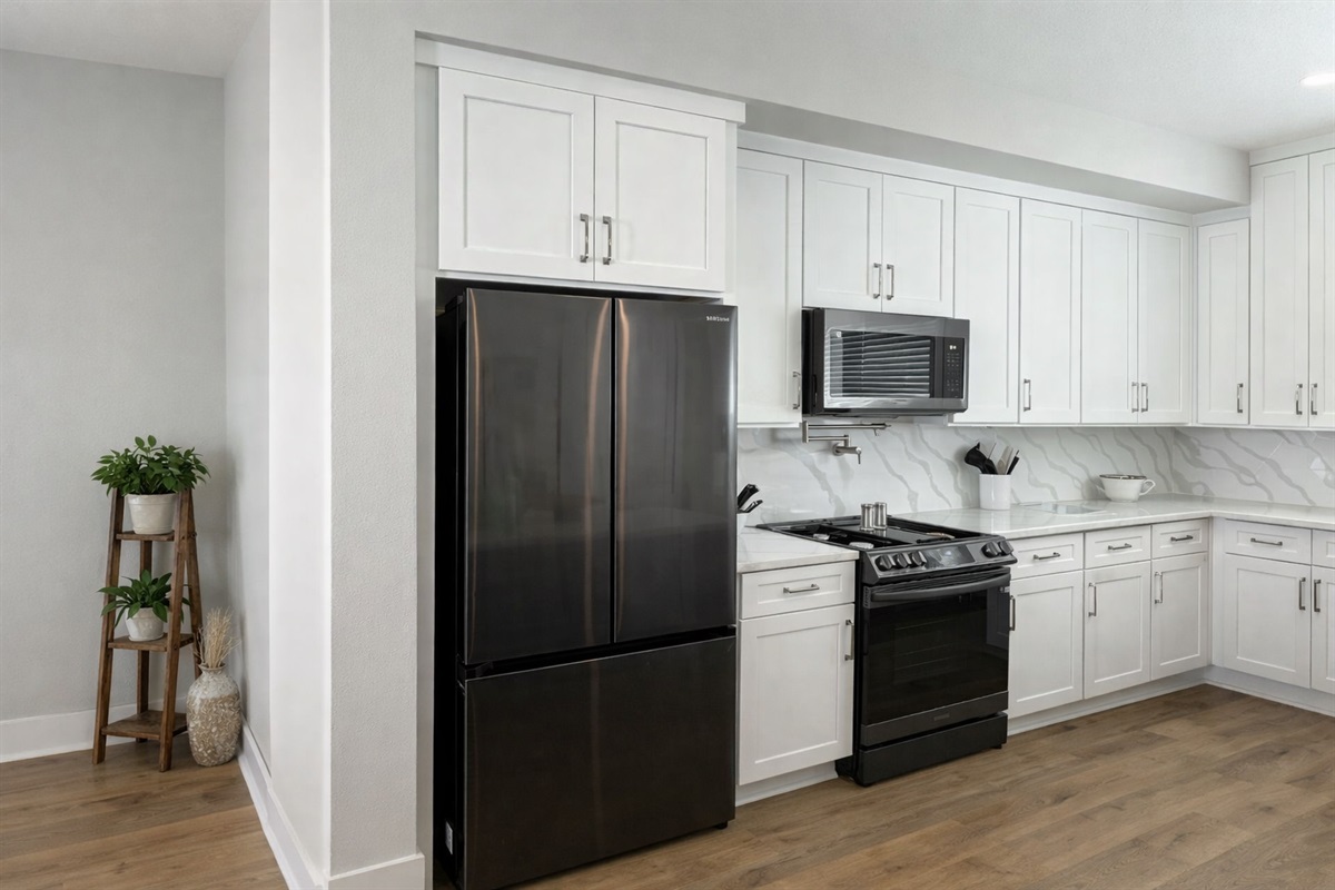 Fully Equipped Kitchen – Cook with top-tier appliances in style!