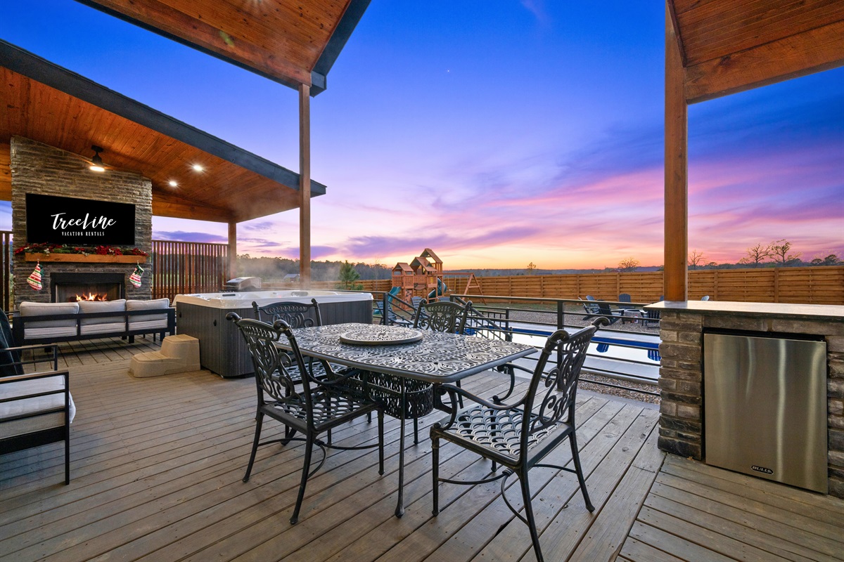 Multiple dining and seating spots let everyone spread out and enjoy the breeze, snacks, or games outside.