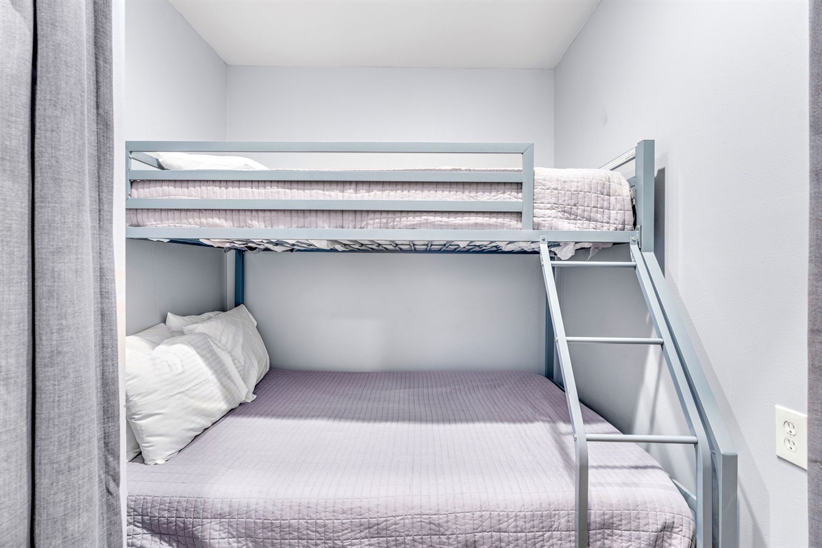 Twin / Full bunk beds