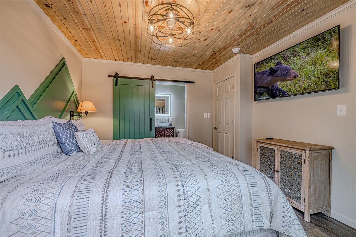 Relax in style with a king-sized bed, wall-mounted flat screen for movie nights, and the convenience of a private ensuite bathroom just behind the sliding door.