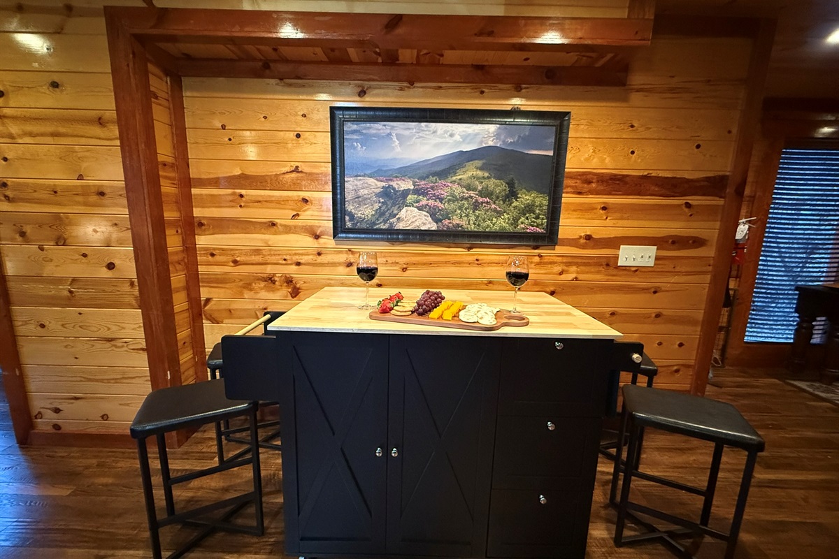 The breakfast bar offers additional seating for 4, and is the perfect spot for morning coffee, snacks or casual meals together.