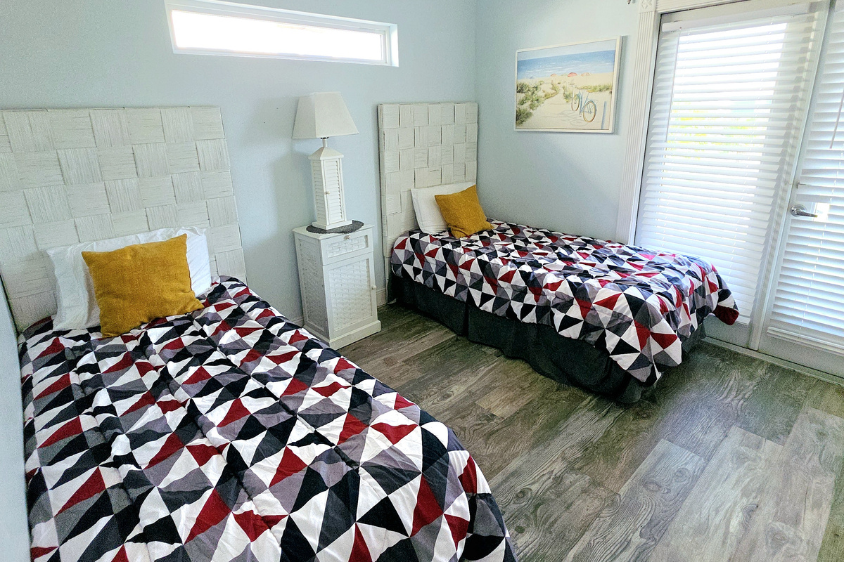 Bedroom 3 with two twin beds