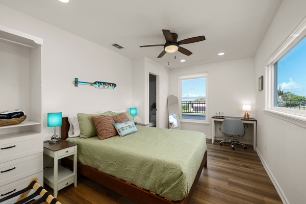 Sandpiper Room / Queen bed / Bay view