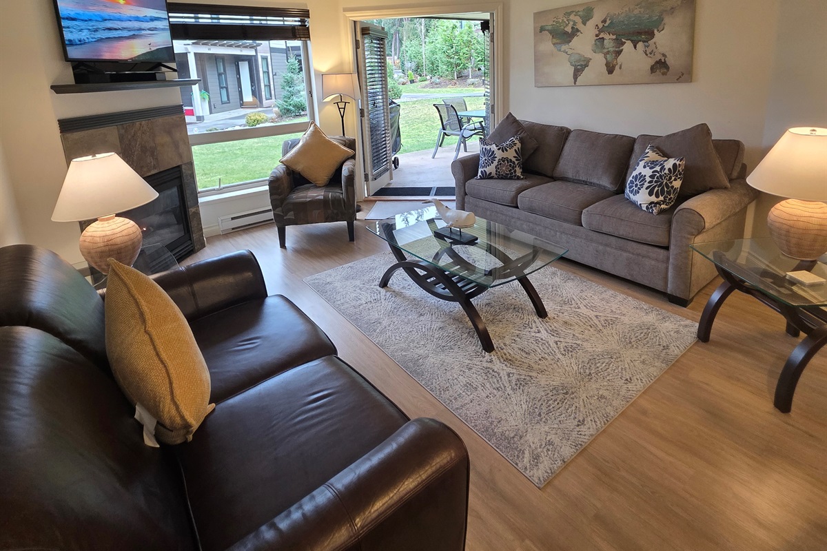 Unit A. Streaming TV. Natural Gas fireplace. Double Glass doors to a private covered deck. AC Unit. Queen sofa pull-out plus ample comfortable seating.