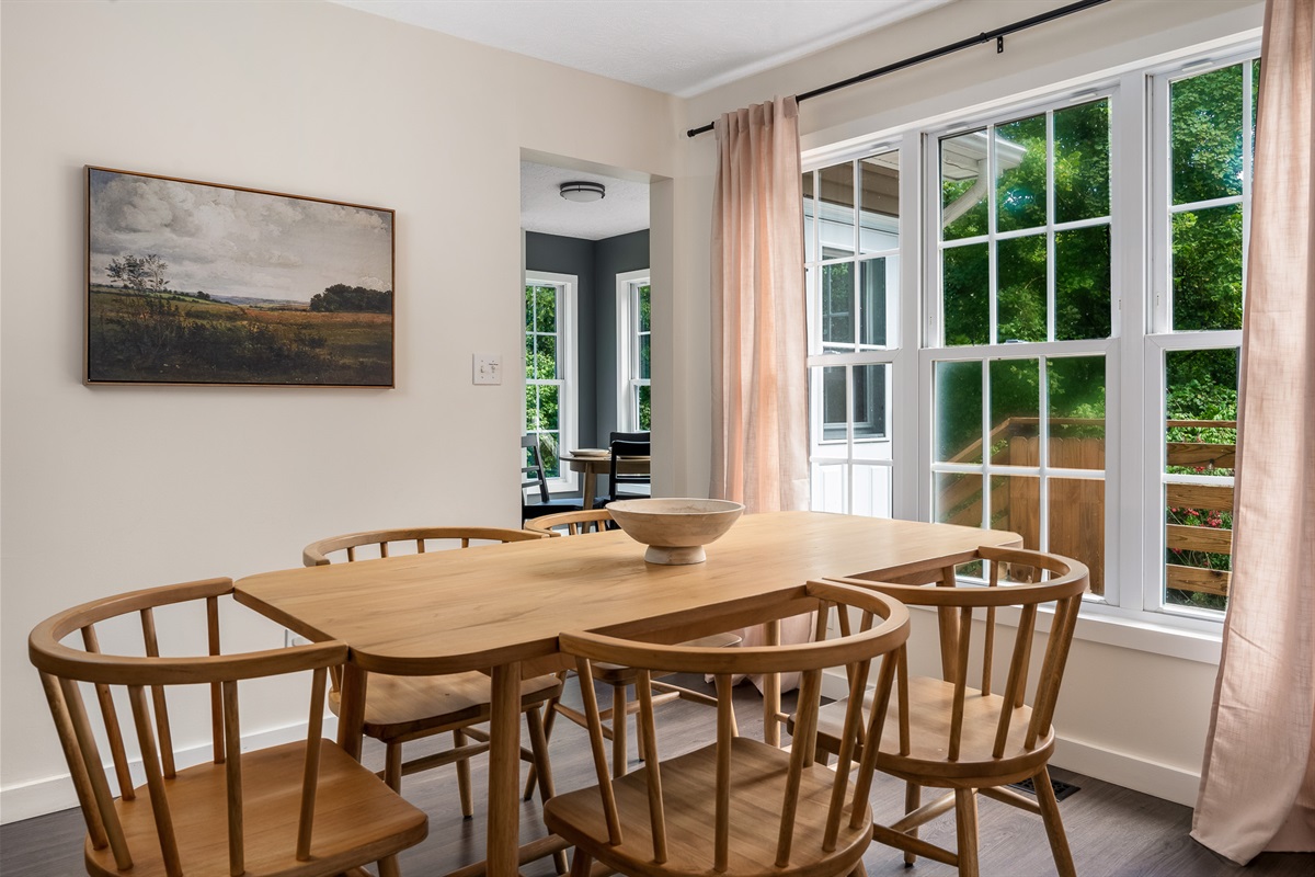 Dining Area: Seats 5