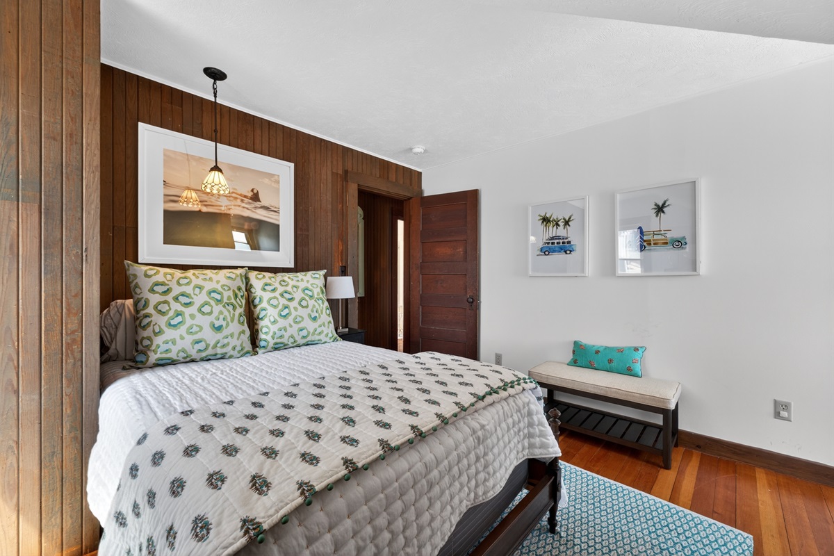 Enjoy quiet moments in this airy 2nd bedroom with a full bed and ocean backdrop. ✨