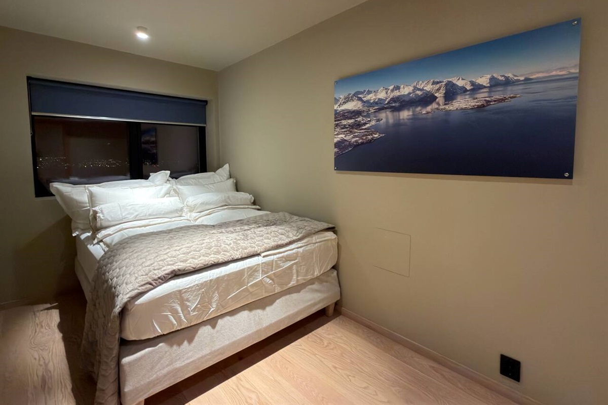 Bedroom with big high en bed