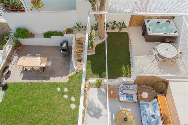 Elevate your stay at Casa Folimanka! This birds-eye view captures the essence of your private haven—lush garden, dining, BBQ, jacuzzi, and cozy outdoor seating. Your exclusive retreat in Torremolinos. #LuxuryGetaway