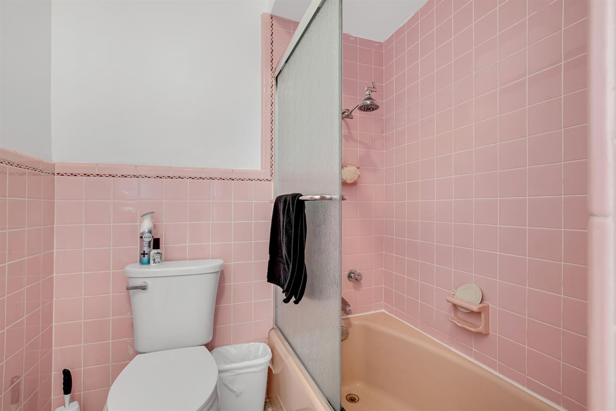 Upstairs Full Bathroom (shower/tub)