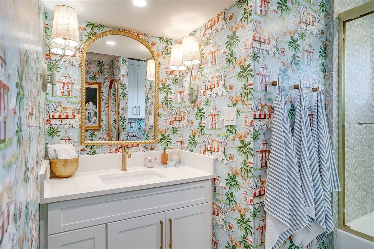 Bright, well-appointed full bathroom