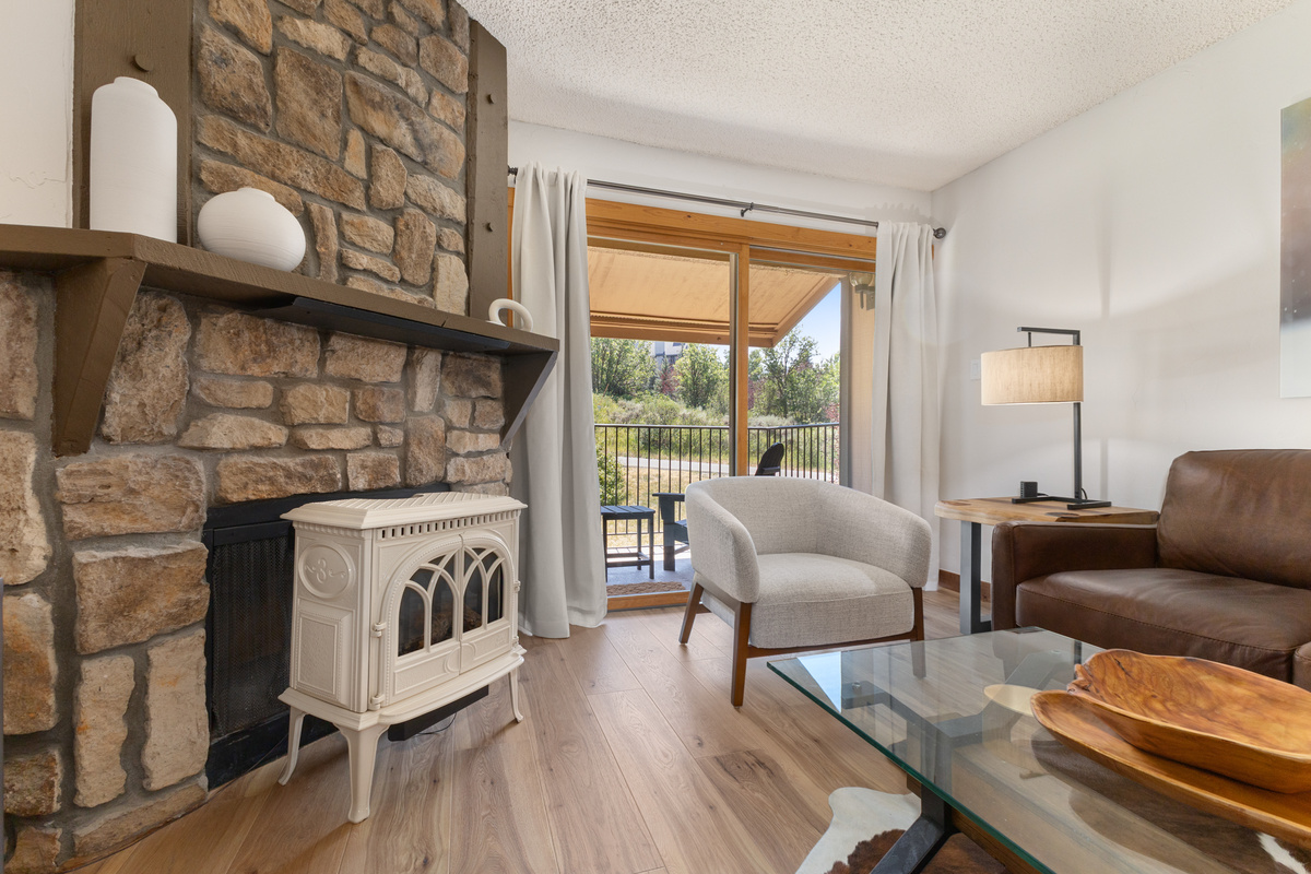 Living Room | Gas Fireplace