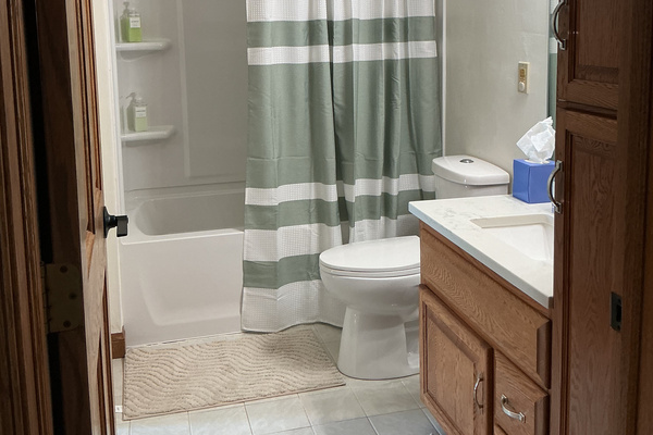 Shared family bath attached to 3rd bedroom