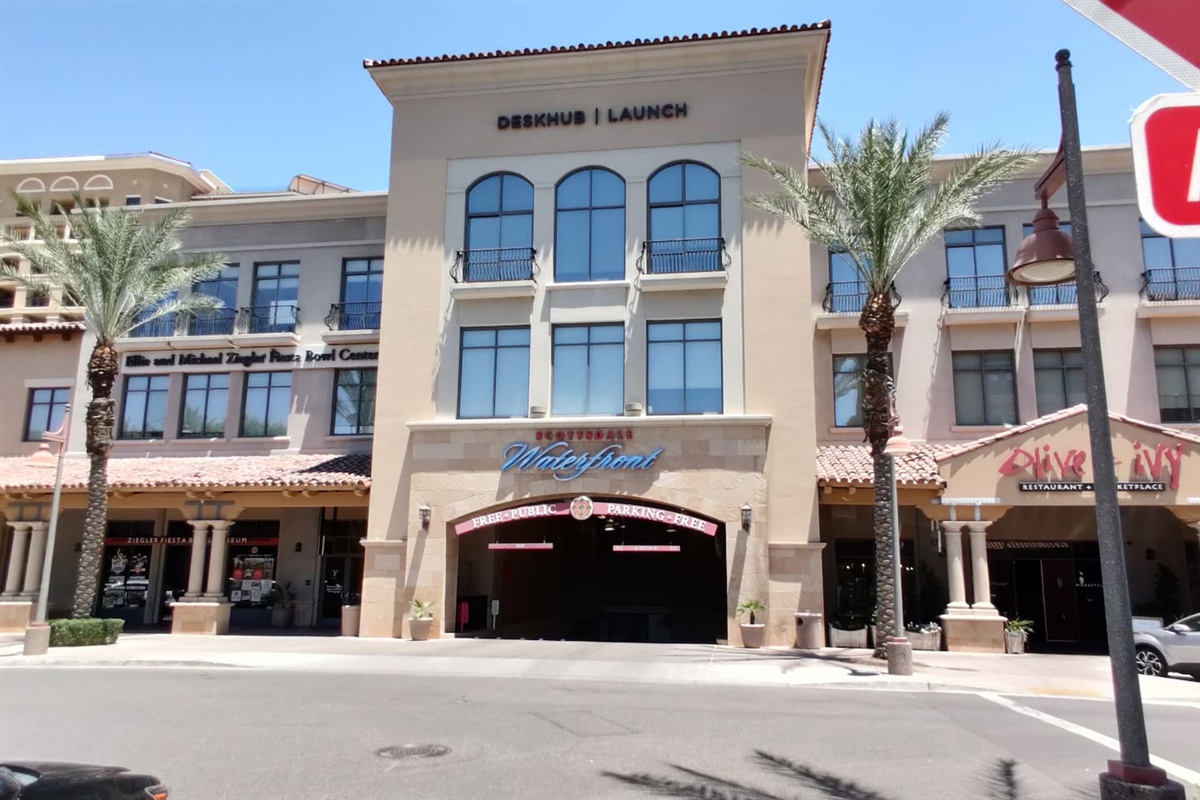 Short walk to the Scottsdale Waterfront and Fashion Square Mall!
