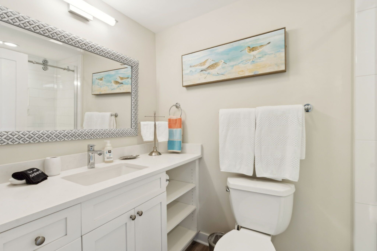 This Bath is located on the Queen BRM side w/walk in shower only