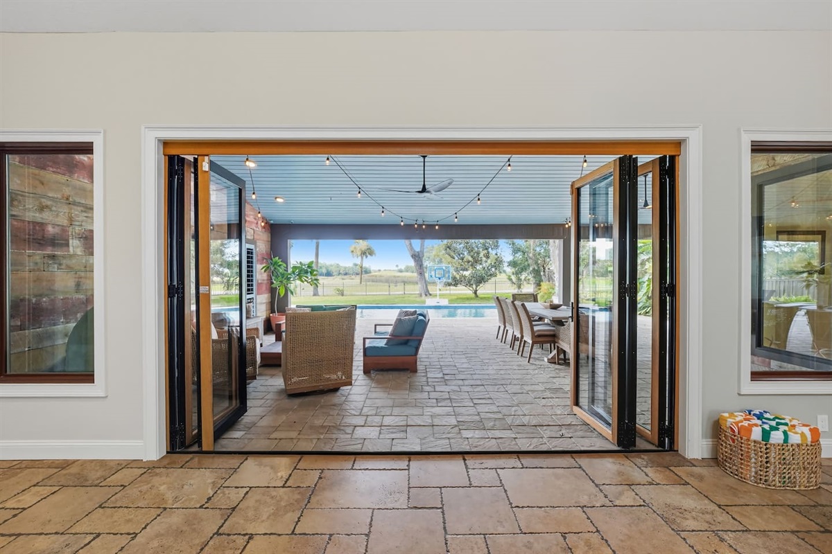 Full retractable doors for a better view of the pool