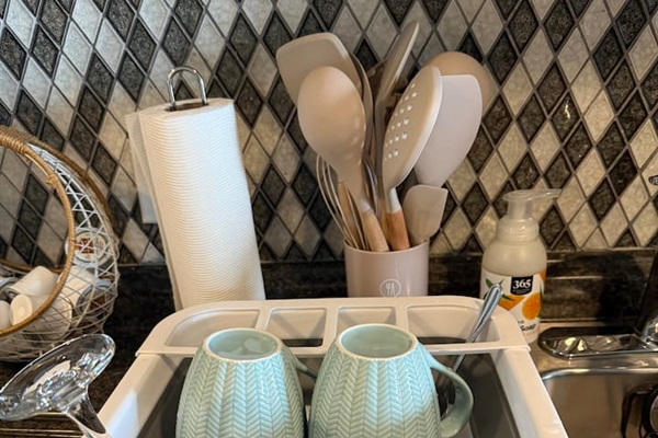 Collapsible dish drainer for easy cleanup. Great for drying cups, glasses, and utensils while saving counter space. Simple, clean, and perfect for quick beach-day resets.