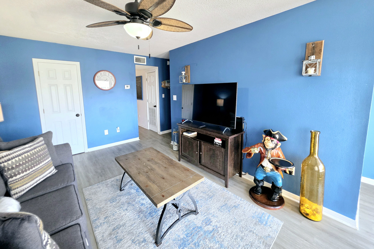 Living area with flat-screen TV