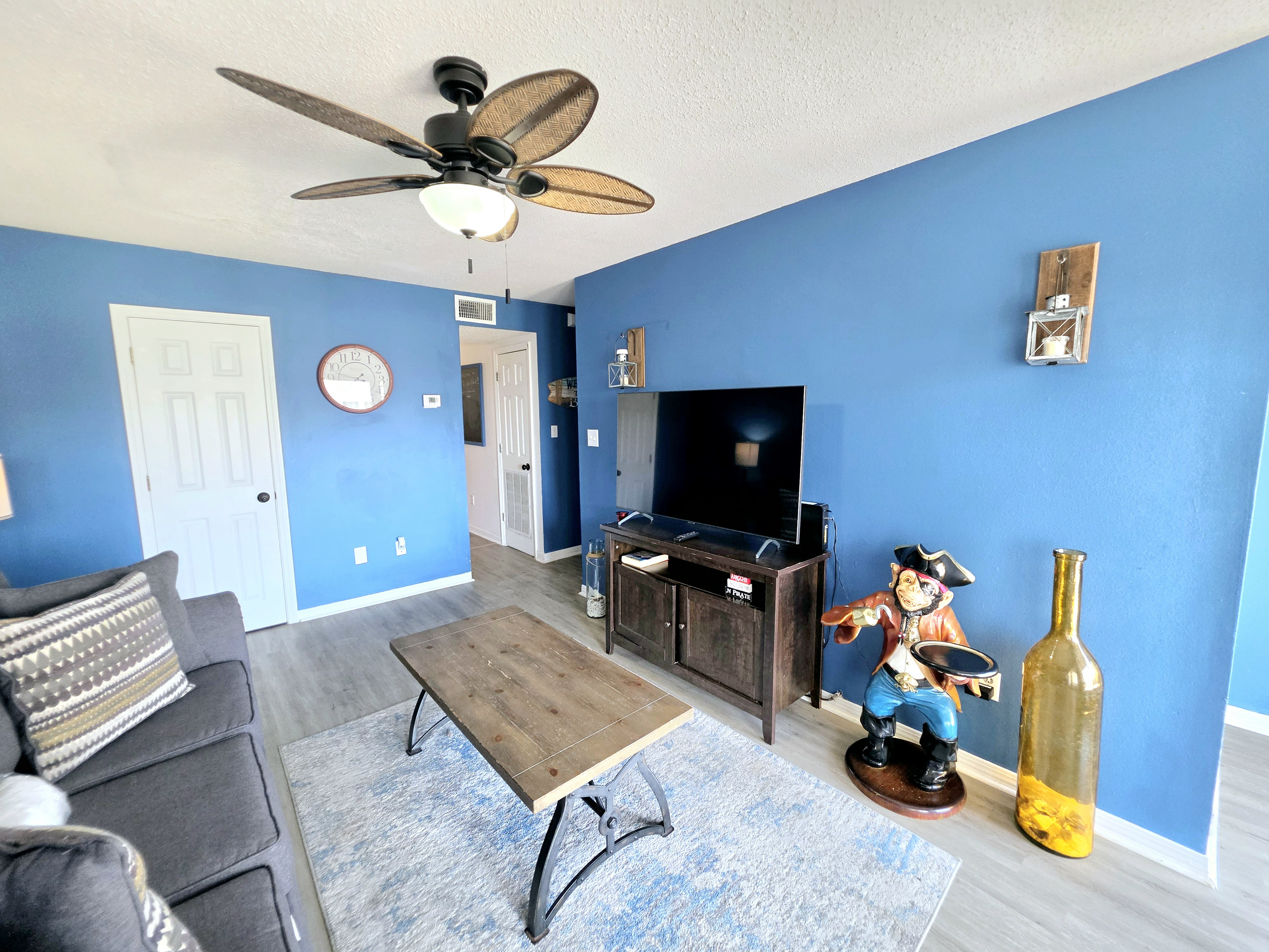 Living area with flat-screen TV