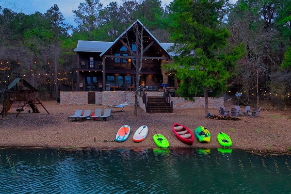 Expansive decks, peaceful pond views, and endless sunsets—your Hochatown getaway starts here