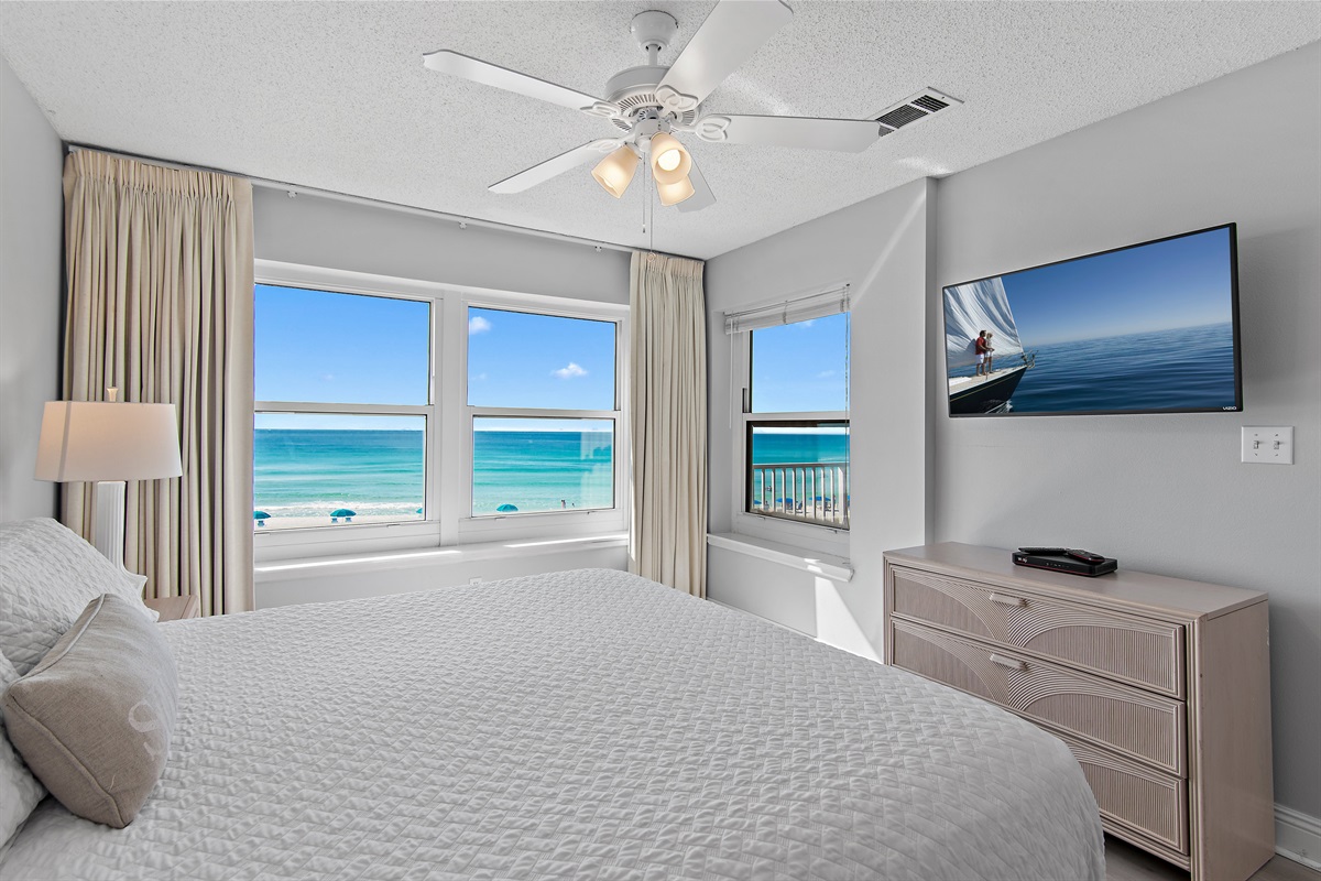 GULF FRONT MASTER BEDROOM: Spacious and Stylish Master Bedroom with King Bed, Gulf Views, Smart TV, Fully-Remodeled Master Bathroom with dual vanities, large walk in shower, and soaker tub!