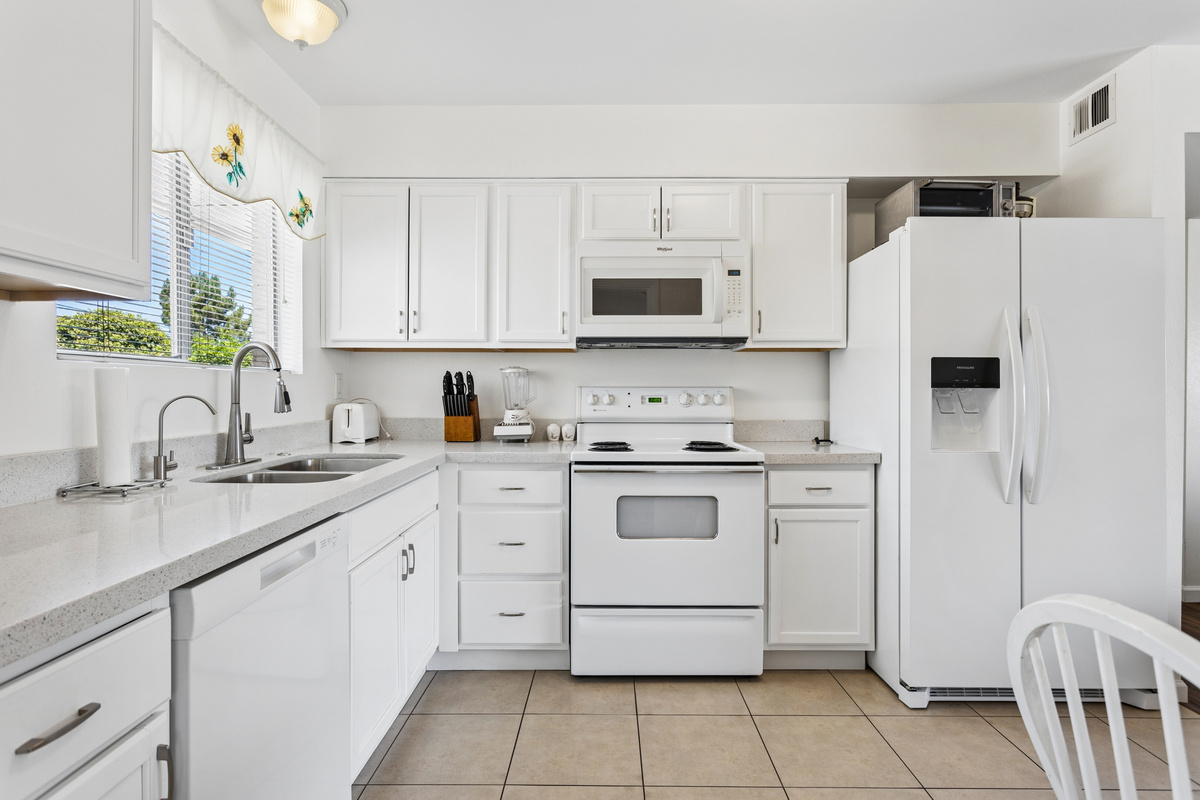 Classic Sun City Retreat | 2BR/1BA | Quiet Neighborhood — Classic Sun City Retreat | 2BR/1BA | Quiet Neighborhood, Sun City, Arizona — photo 17