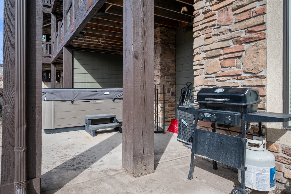 Outdoor grilling area with seating—perfect for casual meals and gatherings.