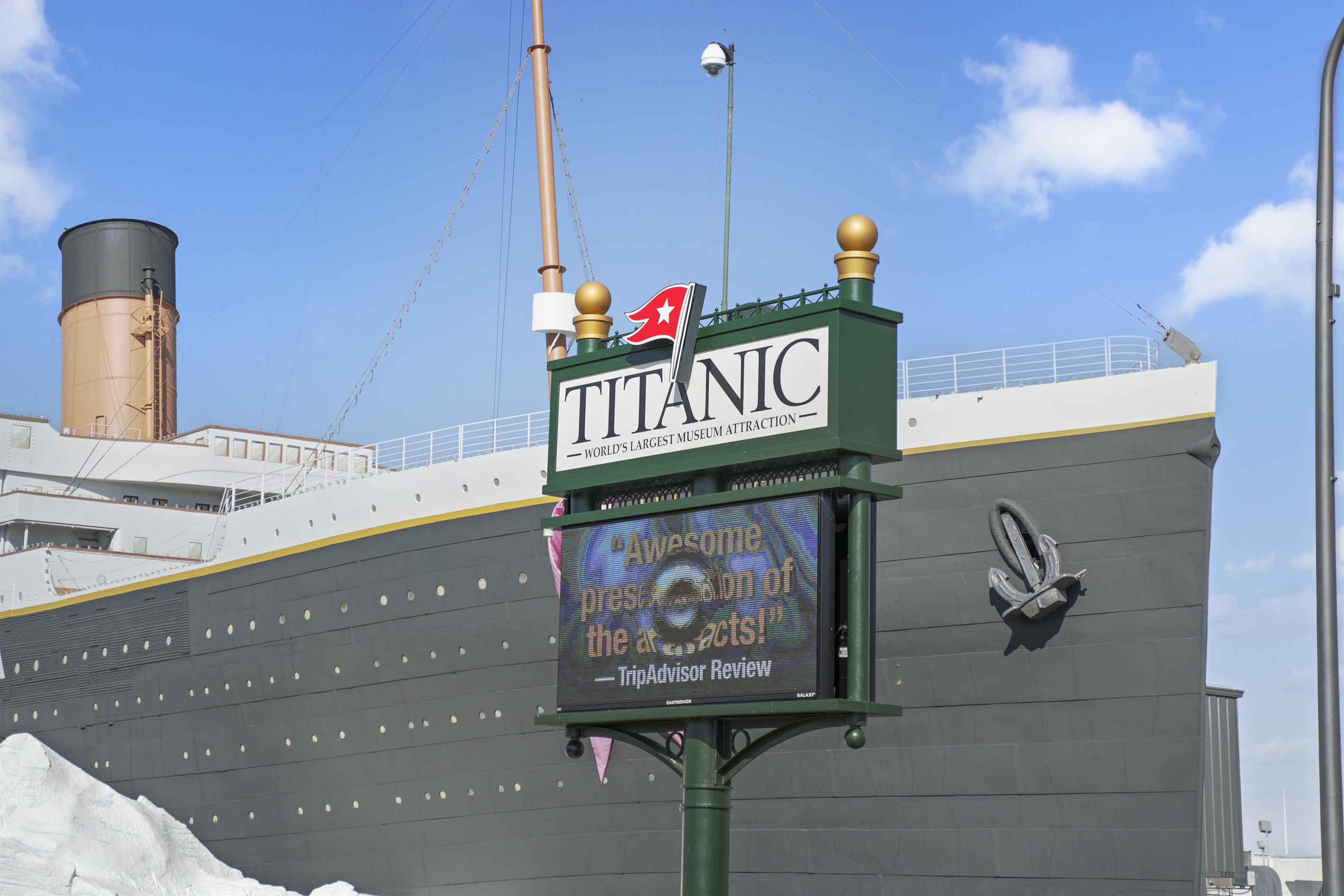Experience the Branson Strip’s energy just 10 minutes away from your cabin