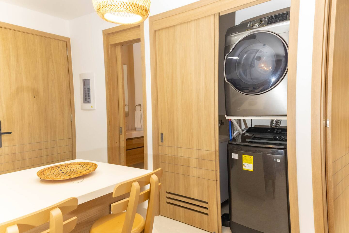 La lavandería dentro del apartamento aporta comodidad práctica a tu estancia costera, facilitando refrescar la ropa entre días de playa y recorridos por la zona.