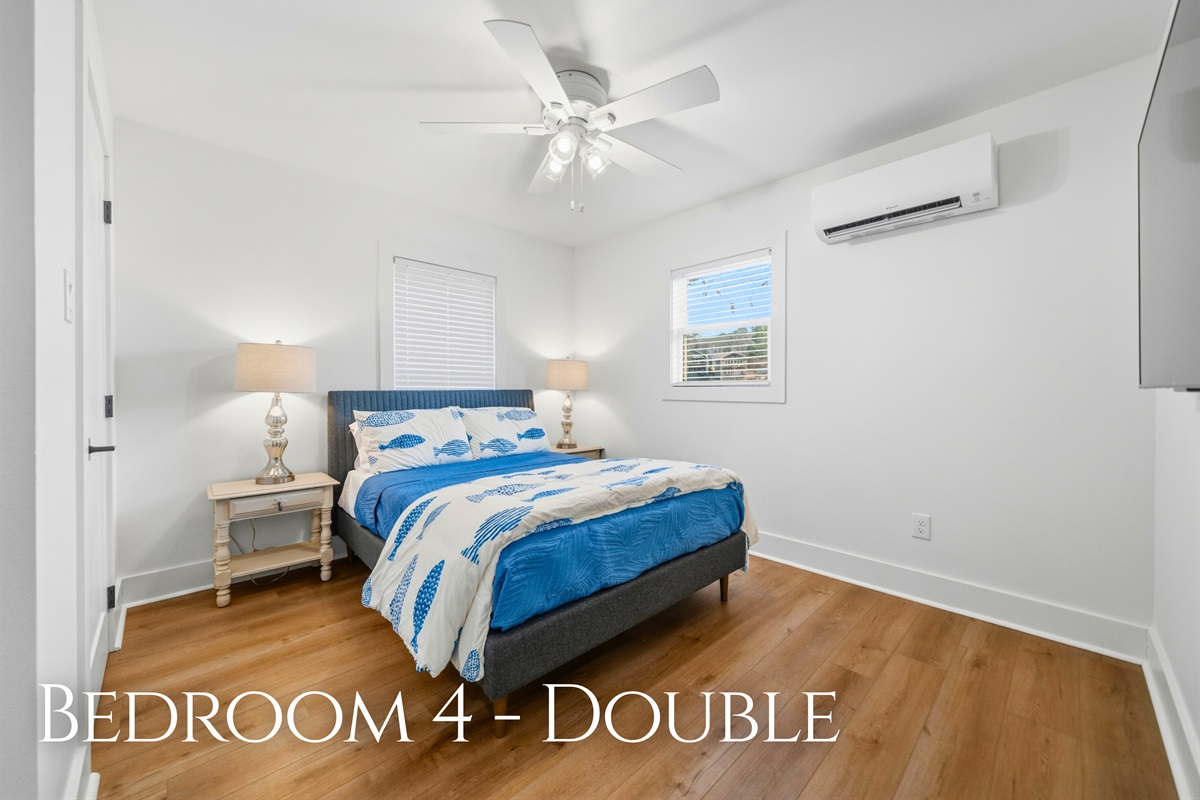 Perfect for guests who appreciate a cozy sleeping space, this room features a comfortable double bed and warm, welcoming d&eacute;cor.