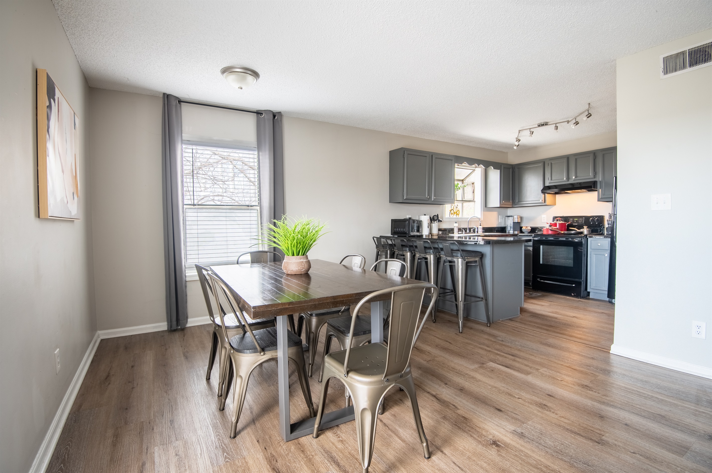 The dining area in unit A has 6 seats, and the bar area has 4. You'll find plenty of eating space for everyone in your group!