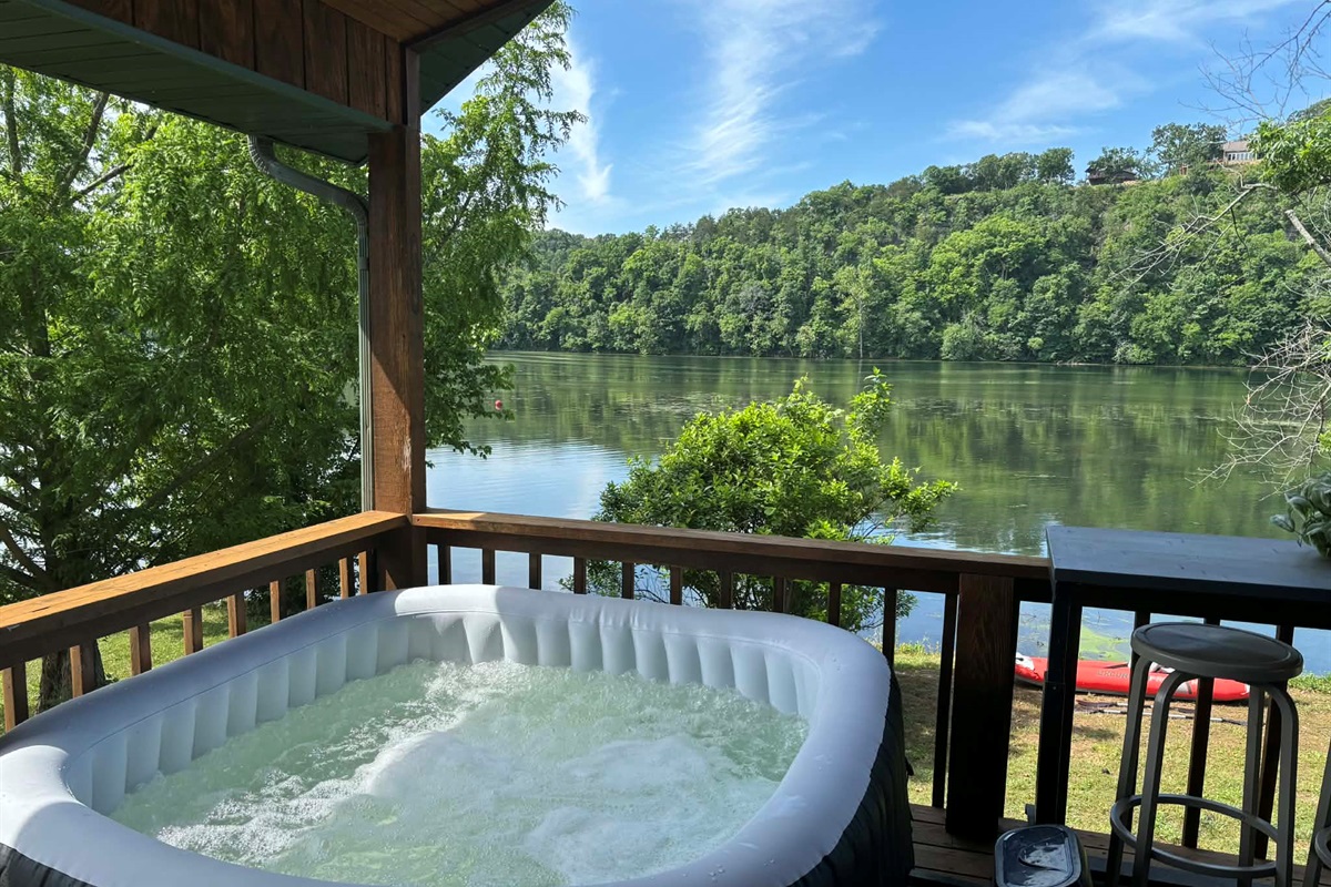 Hot tub on deck with views for miles!