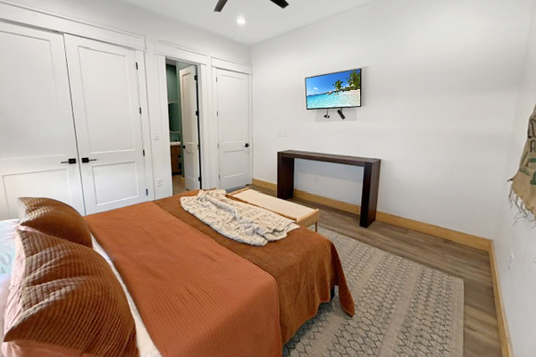 Bedroom 2, King Bed, En-Suite